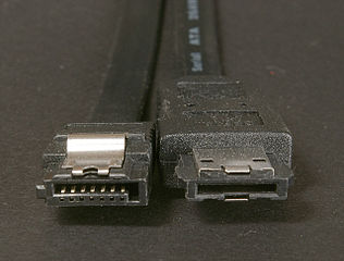 Datei:SATA2 und eSATA-Stecker.jpg
